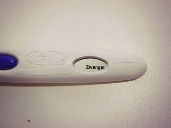 Первые признаки беременности на ранних сроках с помощью теста