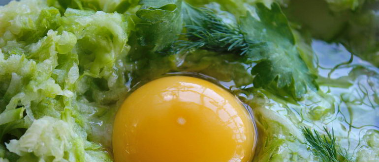 яйцо с натертыми кабачками